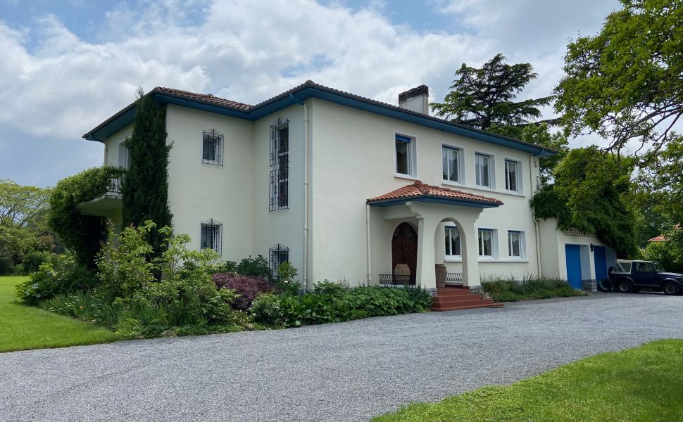 Superbe Maison d'Architect avec Vues des Montagnes à 30 minutes de Pau